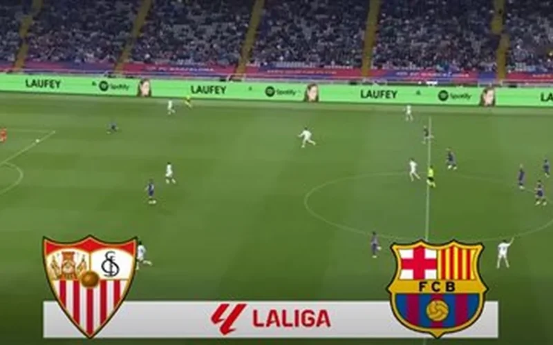 صافرة انطلاق مباراة برشلونة وإشبيلية في قمة منافسات الدوري الإسباني لكرة القدم